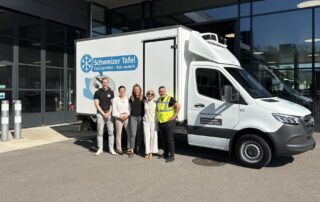 Die Schweizer Tafel übernimmt das neue Tiefkühlfahrzeug vor der Merbag Garage in Schlieren